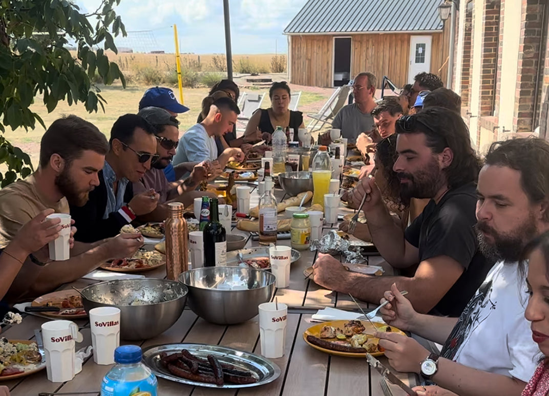 Participants du Cocolo partageant un repas en extérieur autour d'une grande table