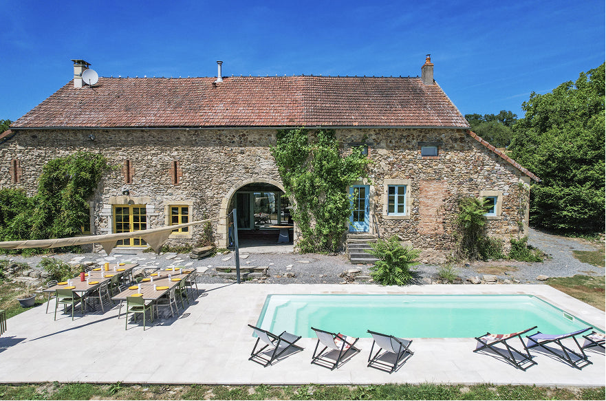 Villa en pierre avec piscine extérieure, transats et grande terrasse pour les repas du Cocolo