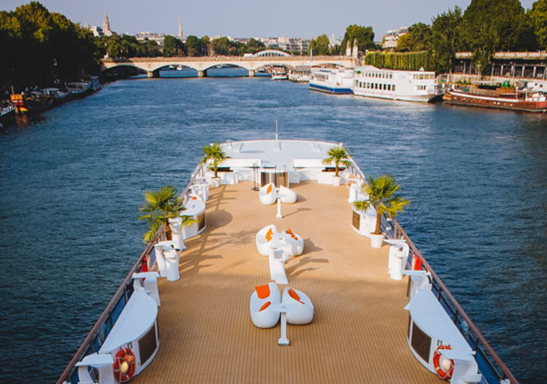Dîner-croisière festif sur la Seine 🥂Vendredi 25 septembre 2026  +45ans
